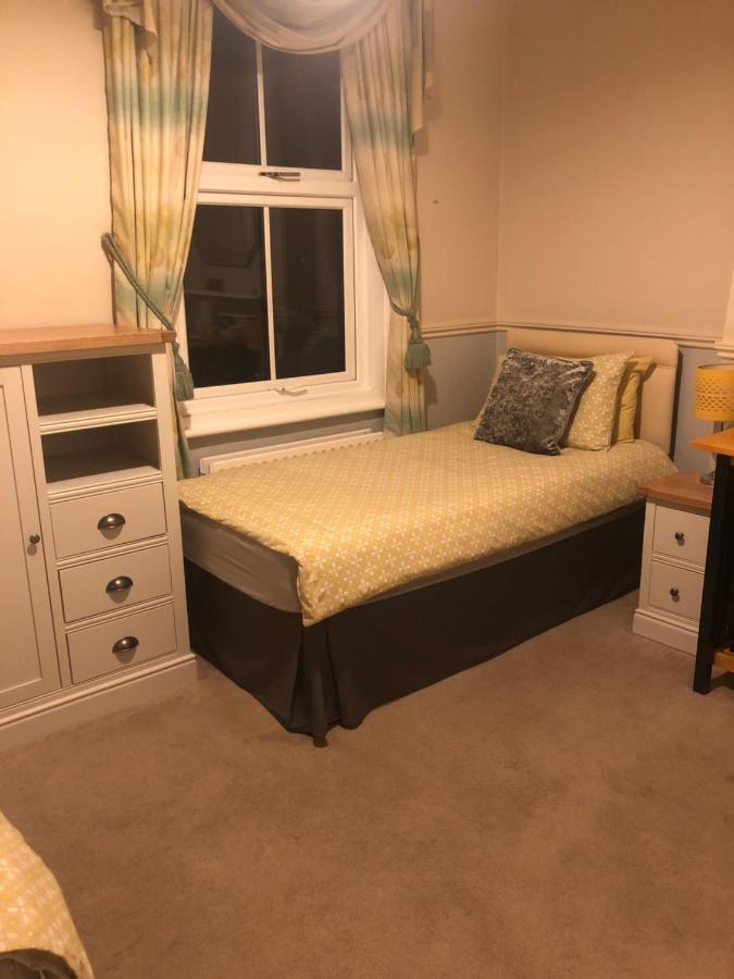 פארנבורו Netley Guest House מראה חיצוני תמונה