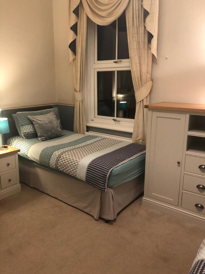 פארנבורו Netley Guest House מראה חיצוני תמונה